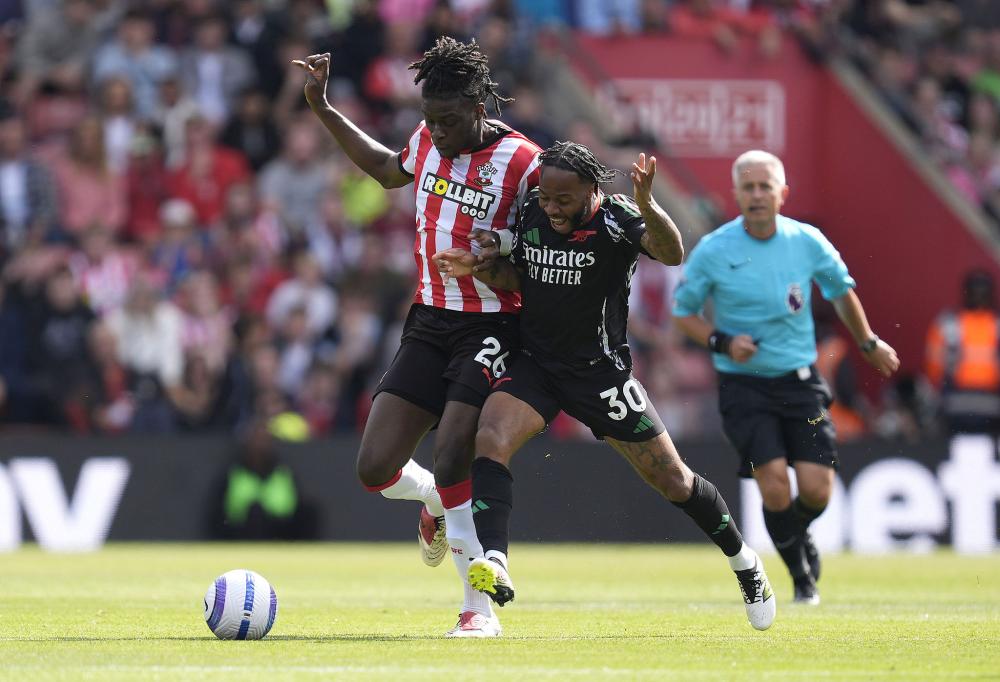 30号再续，弗林蓬社媒展示利物浦新赛季球衣